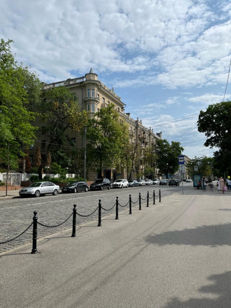 title="Вулиця Сумська біля саду ім. Т. Г. Шевченка з панелями зі склом із від’ємним тепловим слідом та зеленою зоною — екологічне оновлення міського простору Вулиця Сумська біля саду імені Т. Г. Шевченка в Харкові: панелі зі склом, що має від’ємний тепловий слід до оточуючого середовища, та зелена зона для комфорту мешканців