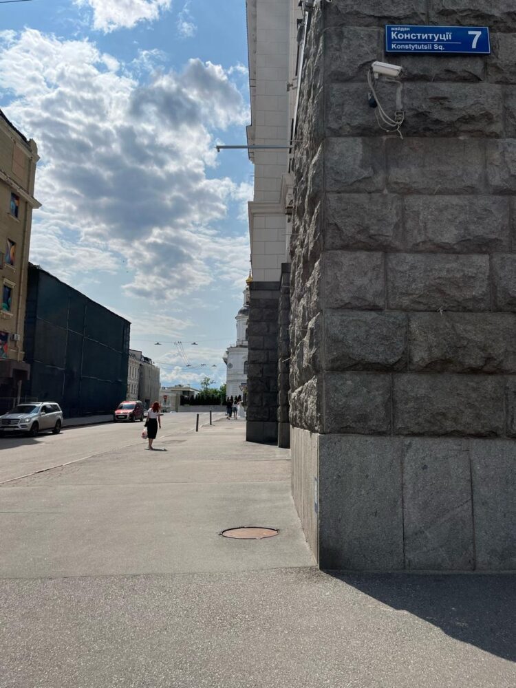 title="Тротуар біля будівлі Харківської мерії: символ активного міського життя та переходу до палива з повітря Тротуар біля будівлі Харківської мерії — символ активного міського життя та зусиль для переходу на екологічне паливо з повітря