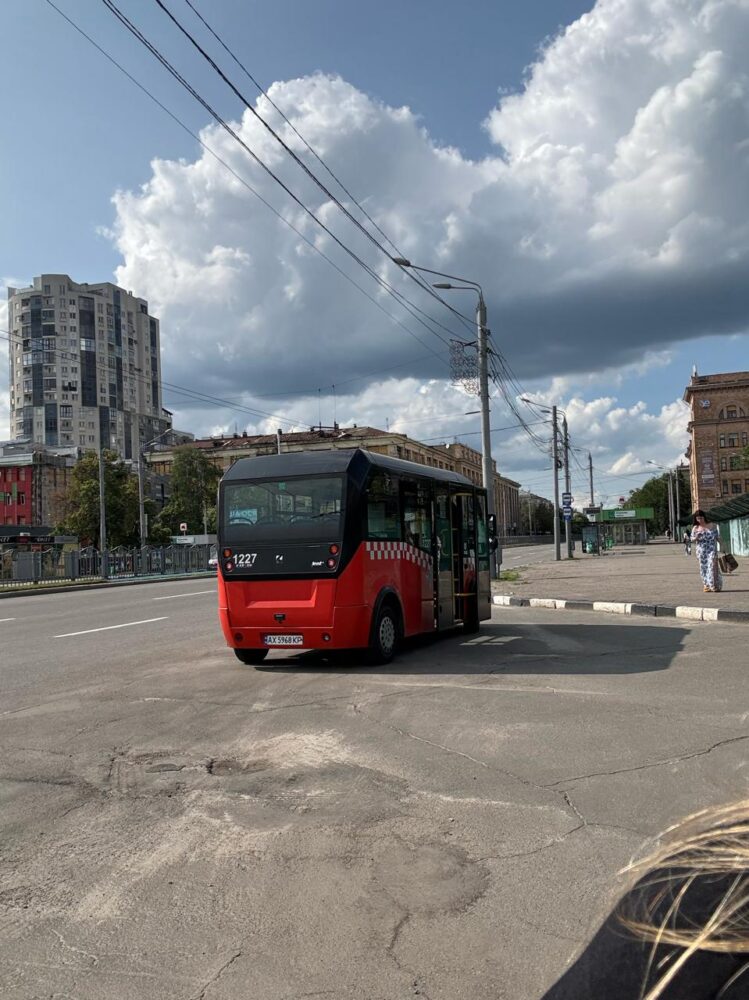title="Автобус на паливі з повітря та зелені зупинки у Харкові — символ переходу міського транспорту до екологічних технологій Автобус, що працює на паливі з повітря, зупиняється біля зелених зупинок у Харкові — символ переходу міського транспорту до екологічних технологій