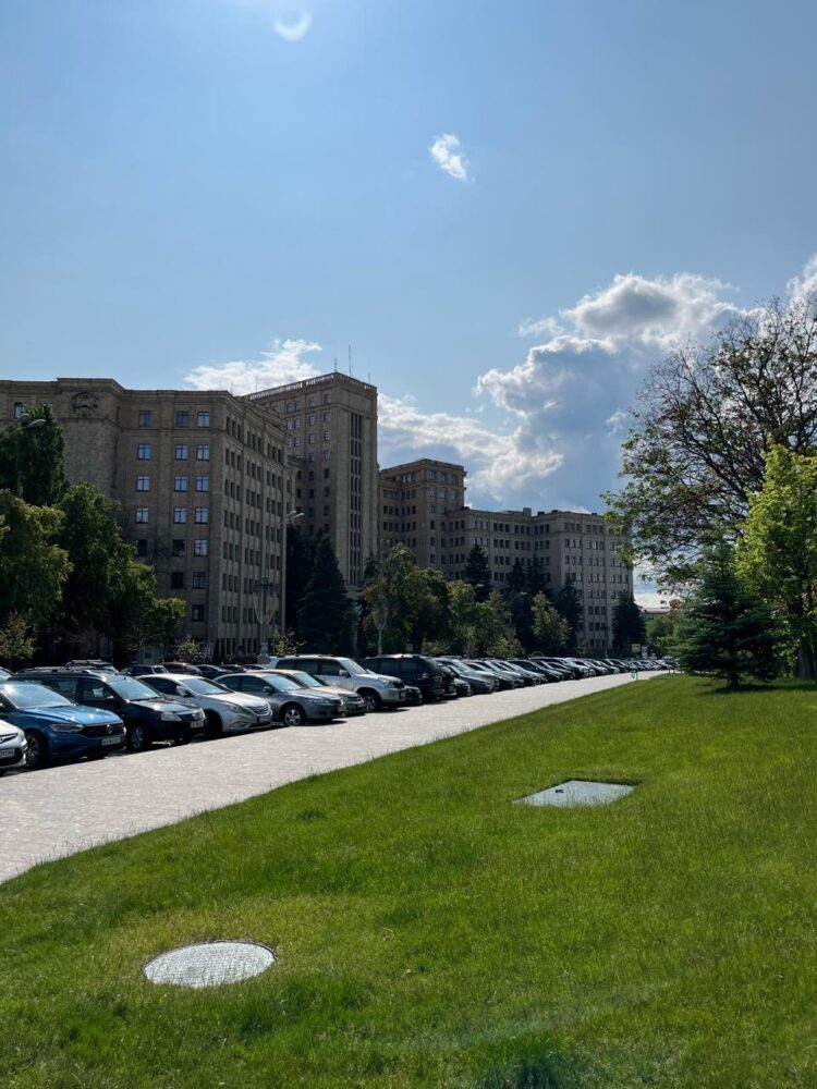 title="Університетська ділянка в Харкові: мостова та тротуар з панелями і зеленою зоною для комфортного та екологічного міського середовища Університетська ділянка в Харкові: мостова та тротуар із панелями та зеленою зоною, що створюють комфортне та екологічне міське середовище