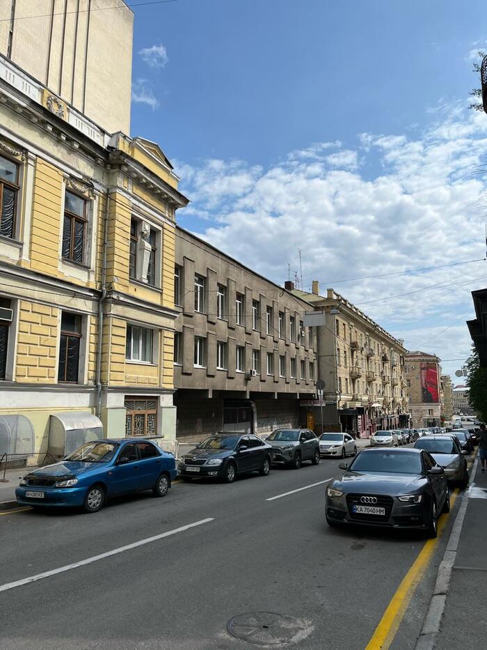 title="Провулок Короленка біля Харківської державної наукової бібліотеки імені В. Г. Короленка: символ збереження культурної спадщини та впровадження екологічного пального з повітря Провулок Короленка біля Харківської державної наукової бібліотеки імені В. Г. Короленка — спокійний міський простір, що поєднує історичну архітектуру з сучасними екологічними ініціативами, такими як впровадження пального з повітря