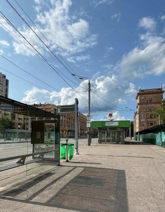 title="Автобусна зупинка біля станції метро Наукова в Харкові: транспорт готується перейти на екологічне паливо з повітря Автобусна зупинка біля станції метро Наукова в Харкові, де сучасний міський транспорт готується до переходу на екологічне паливо з повітря