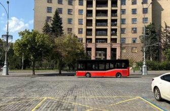 Міський автобус площа Свободи на фоні ГОСПРОМу