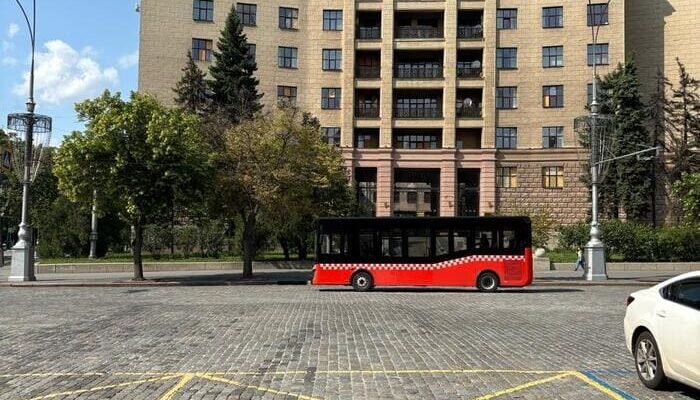 Міський автобус площа Свободи на фоні ГОСПРОМу